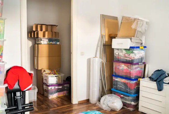 Vivienda llena de muebles y enseres antes del vaciado