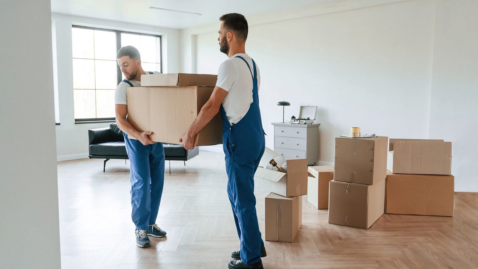 Profesional de Bilbo Limpieza limpiando una vivienda